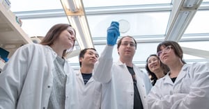Durante años, los científicos lograron modificar genes y desarrollar organismos transgénicos, pero las herramientas disponibles eran imprecisas, costosas