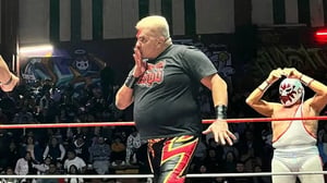 El “Siempre Guapo” mostró dificultad al bajar las escaleras, pero cambió el gesto al pisar el ring y conectó de inmediato con la afición.   El carismático