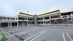 Comercios cierran en diversas zonas por crisis económica y baja afluencia de consumidores locales.  El número de locales y plazas comerciales vacías