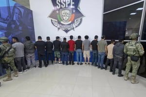 Autoridades rescataron a 15 migrantes retenidos en una vivienda en Ciudad Juárez, Chihuahua, tras un operativo que permitió la detención de cinco presuntos