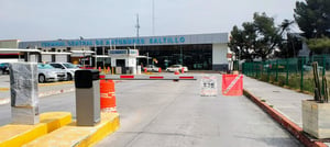 Saltillo, Coahuila, 19 de abril de 2026.- El acceso vehicular al área de ascenso y descenso en la central de autobuses presenta restricciones que obligan