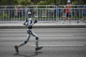 Un robot humanoide desarrollado en China ganó un medio maratón en Pekín, superando el récord humano y evidenciando avances tecnológicos en inteligencia