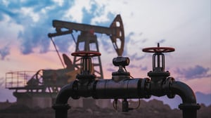 El precio del petróleo registra un repunte superior al 5% en mercados asiáticos, impulsado por tensiones geopolíticas en el estrecho de Ormuz y negociaciones
