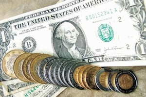 El peso mexicano inicia la semana con depreciación frente al dólar, influido por cautela global, tensiones geopolíticas y expectativas de negociaciones