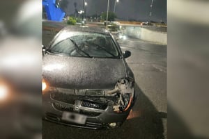La lluvia y la imprudencia marcaron la noche del domingo.  La combinación de pavimento mojado y una maniobra ilegal terminó en un accidente que dejó daños