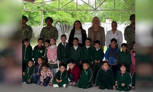 Niñas y niños de Múzquiz participaron en Honores a la Bandera junto al Ejército Mexicano, reforzando valores cívicos, identidad nacional y respeto a símbolos