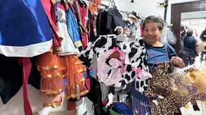 Encargada de tienda María MDJM dice que superhéroes y princesas encabezan demanda.  La demanda de disfraces alusivos al Día del Niño comenzó a repuntar esta