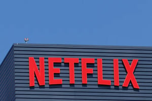 Las acciones de Netflix registraron una caída significativa en Wall Street tras la publicación de resultados trimestrales y el anuncio del retiro