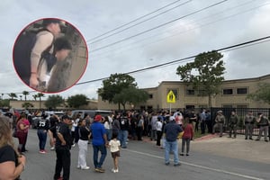Un alumno fue detenido tras reportarse armado en una escuela de Brownsville, generando pánico entre padres, mientras autoridades confirmaron que no hubo