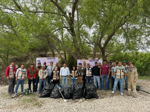 Autoridades sanitarias realizaron limpieza, descacharrización y fumigación en el río Sabinas, reforzando acciones preventivas contra dengue y rickettsia