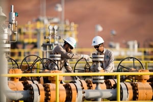 El Cuerpo de la Guardia Revolucionaria de Irán advirtió que podría afectar la producción petrolera en Medio Oriente si enfrenta ataques desde países del Golfo.