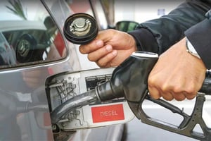 Gasolineros y Gobierno federal acordaron fijar el precio del diésel en 28 pesos por litro, como medida temporal ante el alza en costos.  Empresarios del sector