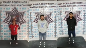 Entre los detenidos se encuentra una mujer.  CUATRO CIÉNEGAS, COAH. — En una serie de operativos de vigilancia desplegados en distintos puntos del municipio,