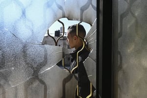 Un ataque de colonos israelíes contra una escuela en Cisjordania dejó dos palestinos muertos, entre ellos un menor de edad, y varios heridos  Ataque en escuela