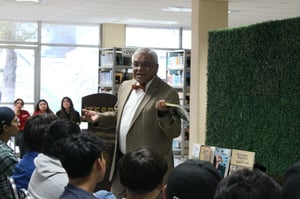El historiador Ramiro Flores impartió conferencia en el TEC sobre el Día del Libro, destacando lectura como herramienta clave para jóvenes estudiantes