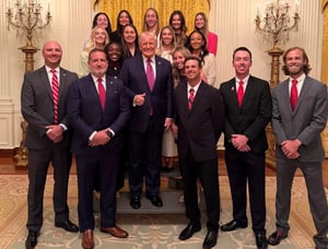 Fotografía de la Casa Blanca mostró a campeonas de tenis de Georgia en segundo plano junto a Donald Trump durante celebración oficial en redes sociales.