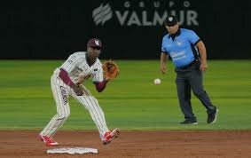El beisbolista Didi Gregorius salió en camilla tras un fuerte choque en primera base durante el juego entre Algodoneros y Toros de Tijuana  EL MOMENTO