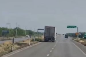 Transportistas denuncian conductor somnoliento que puso en riesgo a otros automovilistas en carretera federal.  Momentos de riesgo se vivieron la mañana
