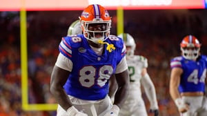 Minnesota selecciona a Caleb Banks, defensive lineman proveniente de Florida, con la décima octava selección del draft.   El defensivo destaca por su fuerza