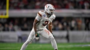 Los Angeles selecciona a Akheem Mesidor, defensive lineman proveniente de Miami, con la vigésima segunda selección del draft.   El