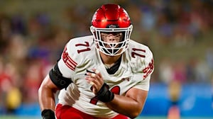 New England selecciona a Caleb Lomu, Tackle de Utah, con la vigésima octava selección del draft.  El Tackle por su físico y capacidad para abrir huecos
