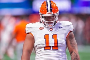 Kansas City selecciona a Peter Woods, defensive lineman proveniente de Clemson, con la vigésima novena selección del draft.   El defensivo