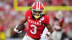 New York selecciona a Omar Cooper Jr., wide receiver proveniente de Indiana, con la trigésima selección del draft.   El receptor destaca por su tamaño y manos