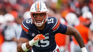 Tennessee selecciona a Keldric Faulk, defensive lineman proveniente de Auburn, con la trigésima primera selección del draft.   El
