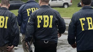 Autoridades federales en Estados Unidos investigan a dos adolescentes arrestados en Houston por presunta conspiración para atacar una sinagoga en Texas, según