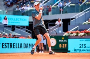    Jannik Sinner remontó ante Benjamin Bonzi y avanzó a la tercera ronda del Mutua Madrid Open.  Jannik Sinner consigue una trabajada victoria en su primera