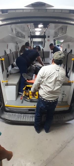 Un hombre de 55 años permanece en estado crítico luego de ser localizado sin conocimiento dentro de una acequia en el municipio de Nava, lo que generó
