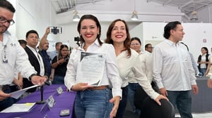 La candidata entrega documentación ante el IEC y destaca trabajo en equipo con ciudadanía local  Con el respaldo de simpatizantes y acompañantes cercanos, Esra