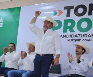 Héctor García Falcón rindió protesta como candidato del PRI en Múzquiz, respaldado por liderazgos y militantes del Distrito 6 rumbo al proceso electoral.