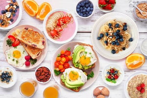 La primera comida del día influye directamente en cómo responden nuestras hormonas ante las exigencias diarias. Al despertar, es normal que el cortisol esté