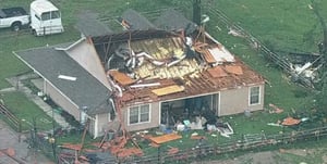}  Un tornado provocado por intensa tormenta en el norte de Texas dejó dos muertos, múltiples daños y familias desplazadas, movilizando a equipos de emergencia
