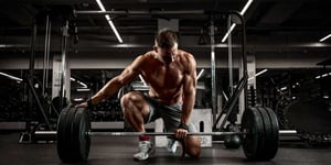 La creatina se ha convertido en un suplemento muy común dentro de las rutinas de gimnasio y los programas de entrenamiento deportivo.  Su uso extendido