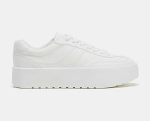 Las zapatillas de plataforma de vértigo se coronan una vez más entre los modelos en tendencia para brillar con estilo en la temporada.  Los tenis de plataforma