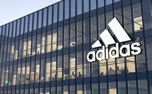 Adidas reporta resultados positivos en el primer trimestre de 2026 con aumento de ventas y beneficios impulsados por ropa, Europa y Latinoamérica globales