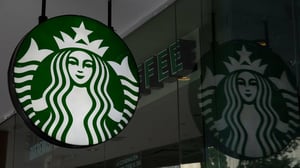Starbucks reportó sólidos resultados en el segundo trimestre fiscal 2026, con aumento en ingresos, ganancias y ventas globales, impulsando sus acciones
