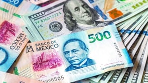 Los mercados financieros mexicanos iniciaron la jornada con movimientos mixtos, el peso pierde terreno frente al dólar y la Bolsa Mexicana avanza ligeramente