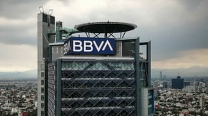 BBVA México reportó ganancias por 28 mil millones de pesos en el primer trimestre, en un contexto económico marcado por baja inversión y menor certidumbre.