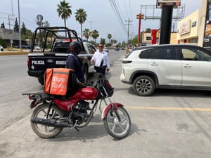 Motociclista terminó lesionado tras ser impactado por camioneta  Una presunta distracción al volante provocó que un repartidor de comida terminara tendido