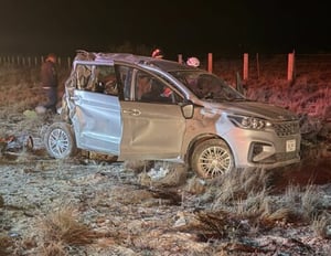Tres pasajeros más terminaron hospitalizados.  Un fatal accidente registrado sobre la carretera federal 53 dejó una persona sin vida y tres lesionados, luego