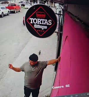 Alejandra Arellano, dueña del negocio “Tortas Chilangas”, denunció públicamente daños recurrentes en su establecimiento ubicado en Piedras Negras, señalando
