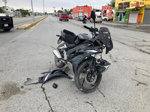 Mujer terminó en el pavimento tras el encontronazo.  Una mujer de 31 años fue trasladada a un hospital luego de sufrir diversas lesiones