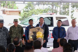 El alcalde entregó vehículos, equipamiento y apoyos económicos al Cuerpo de Bomberos y a la Dirección de Protección Civil Municipal.  El alcalde Javier Díaz