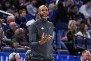 El Orlando Magic despidió a su entrenador Jamahl Mosley tras caer ante Detroit Pistons, luego de desperdiciar ventaja en playoffs y quedar fuera de la NBA.