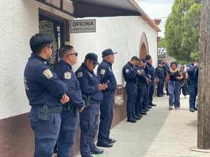 Compañeros y familiares acuden a velorio del elemento fallecido en hecho ocurrido el domingo.  Desde las 11 de la mañana de este lunes, en Funerales La Paz,