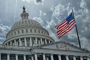 Un tiroteo cerca de la Casa Blanca dejó herido a un menor y al sospechoso, tras un enfrentamiento con agentes del Servicio Secreto en Washington.