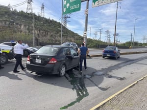 Socorristas de SAMU le brindaron los primeros auxilios.  Una mujer que presuntamente manejaba utilizando su teléfono celular terminó estrellándose la mañana